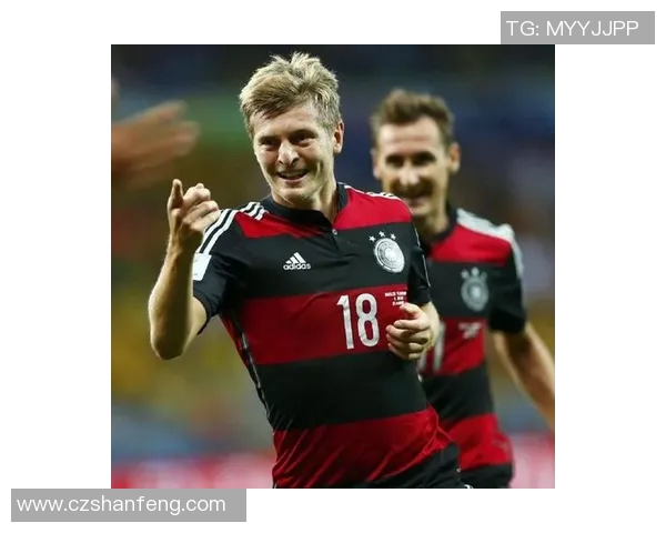 克罗斯：从中场指挥官到足球战术革新者的精彩旅程